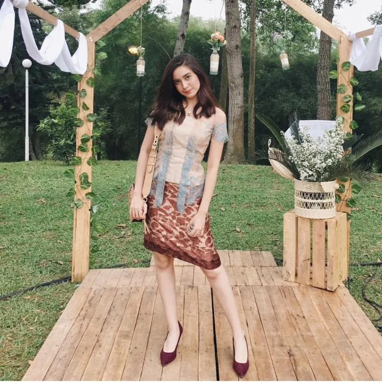7 Ide Bawahan Kebaya untuk Seragam Nikahan Keluarga. Pas Buat yang Bakal Sibuk Wira-wiri di Hari H 8