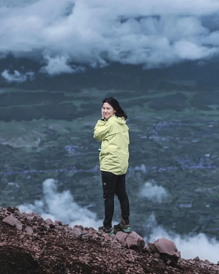 Adinda Thomas, Pendaki Cantik yang Hobi Mendaki Gunung. Yuk Kepoin Fotonya yang Kece Abis! 16