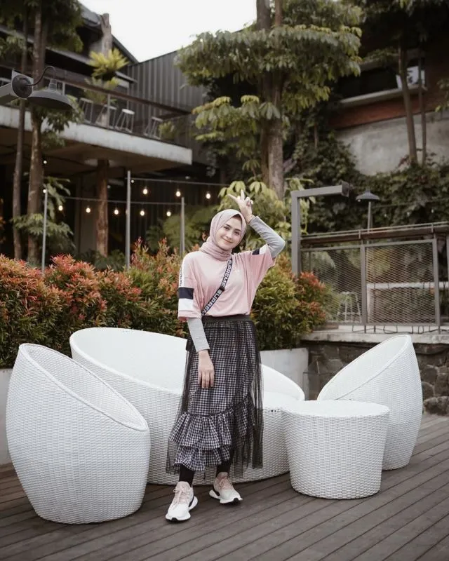 Namanya Sih 'Ugly Sneakers', Tapi Jadi Tren Sepatu 2018 yang Layak Coba. Ini Inspirasinya! 25