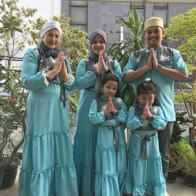 20 Parade Seragam Lebaran dari Famili Orang Terkenal. Kompaknya Itu Lho, Bikin Betah Lihatnya 36