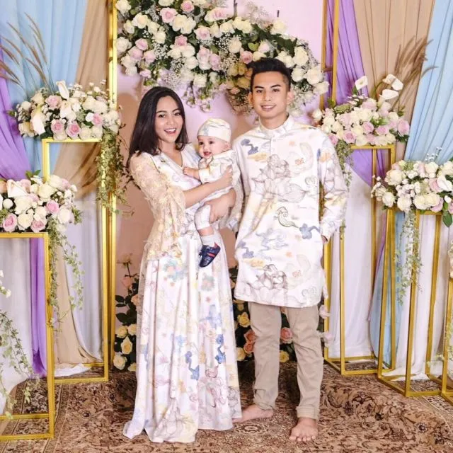 20 Parade Seragam Lebaran dari Famili Orang Terkenal. Kompaknya Itu Lho, Bikin Betah Lihatnya 25