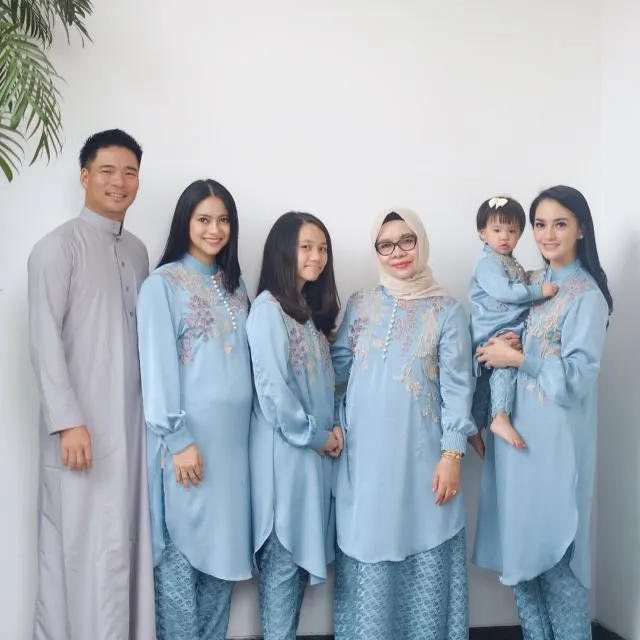 20 Parade Seragam Lebaran dari Famili Orang Terkenal. Kompaknya Itu Lho, Bikin Betah Lihatnya 33