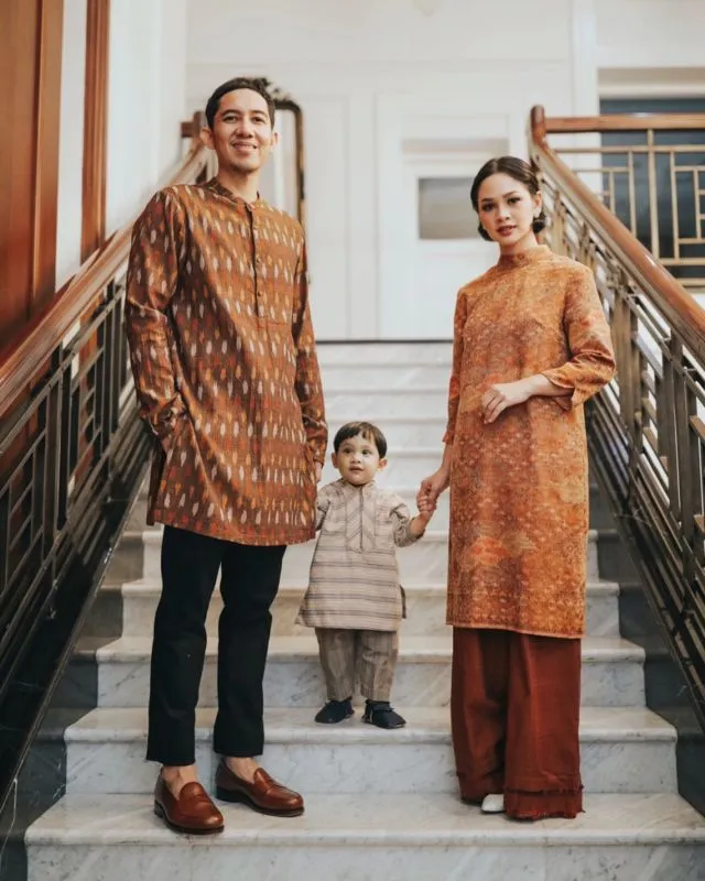 20 Parade Seragam Lebaran dari Famili Orang Terkenal. Kompaknya Itu Lho, Bikin Betah Lihatnya 26