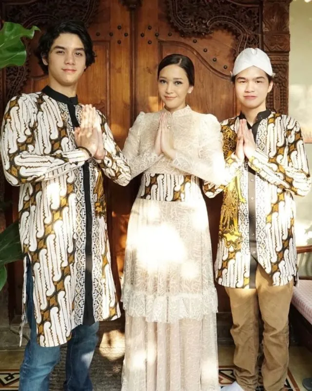20 Parade Seragam Lebaran dari Famili Orang Terkenal. Kompaknya Itu Lho, Bikin Betah Lihatnya 35