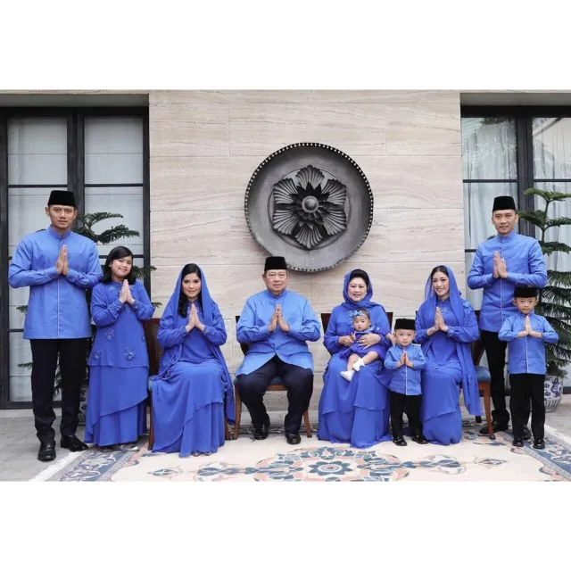 20 Parade Seragam Lebaran dari Famili Orang Terkenal. Kompaknya Itu Lho, Bikin Betah Lihatnya 40