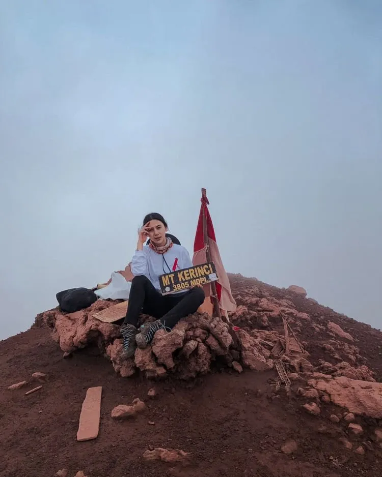 Adinda Thomas, Pendaki Cantik yang Hobi Mendaki Gunung. Yuk Kepoin Fotonya yang Kece Abis! 13