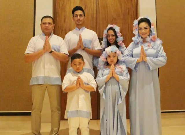 20 Parade Seragam Lebaran dari Famili Orang Terkenal. Kompaknya Itu Lho, Bikin Betah Lihatnya 29