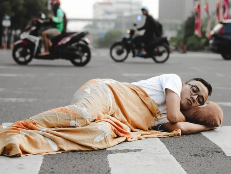 #JakartaSepi, Potret Kota Jakarta Saat Ditinggal Mudik. Saking Sepinya, Sampai Bisa Buat Tiduran 16