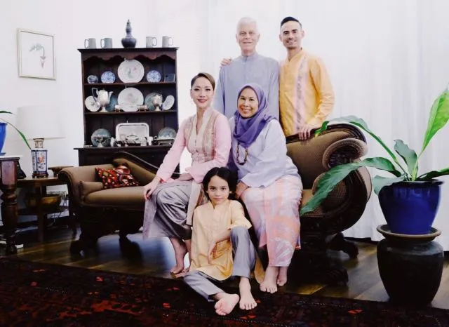 20 Parade Seragam Lebaran dari Famili Orang Terkenal. Kompaknya Itu Lho, Bikin Betah Lihatnya 34