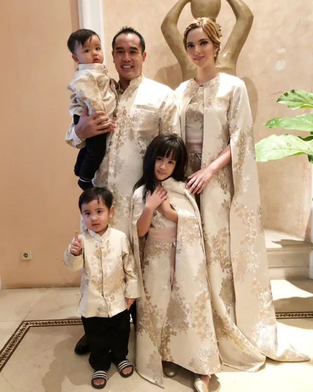 20 Parade Seragam Lebaran dari Famili Orang Terkenal. Kompaknya Itu Lho, Bikin Betah Lihatnya 39