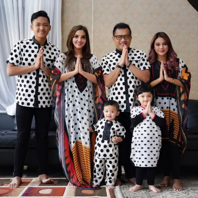 20 Parade Seragam Lebaran dari Famili Orang Terkenal. Kompaknya Itu Lho, Bikin Betah Lihatnya 28