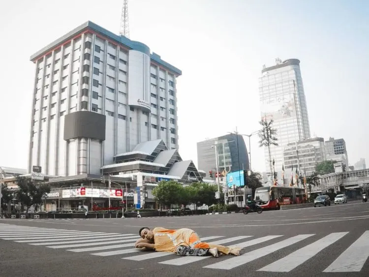 #JakartaSepi, Potret Kota Jakarta Saat Ditinggal Mudik. Saking Sepinya, Sampai Bisa Buat Tiduran 15