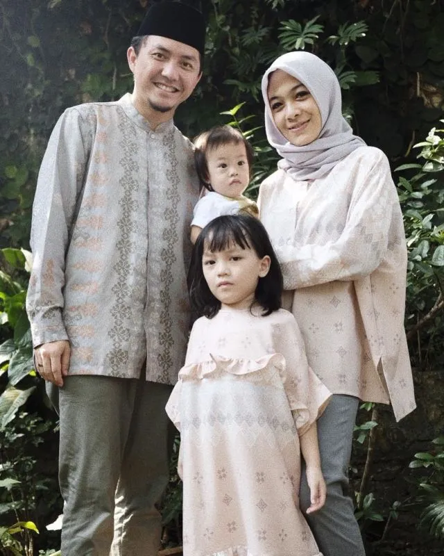 20 Parade Seragam Lebaran dari Famili Orang Terkenal. Kompaknya Itu Lho, Bikin Betah Lihatnya 22