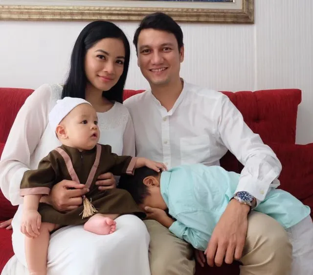 20 Parade Seragam Lebaran dari Famili Orang Terkenal. Kompaknya Itu Lho, Bikin Betah Lihatnya 21