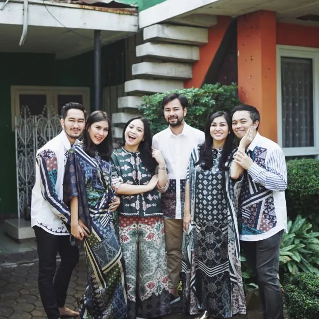 20 Parade Seragam Lebaran dari Famili Orang Terkenal. Kompaknya Itu Lho, Bikin Betah Lihatnya 31