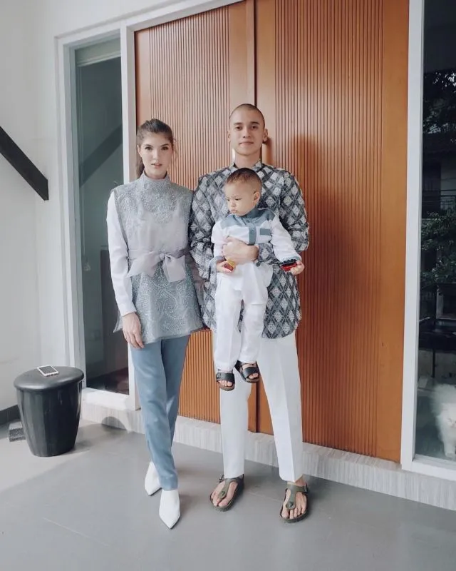 20 Parade Seragam Lebaran dari Famili Orang Terkenal. Kompaknya Itu Lho, Bikin Betah Lihatnya 32