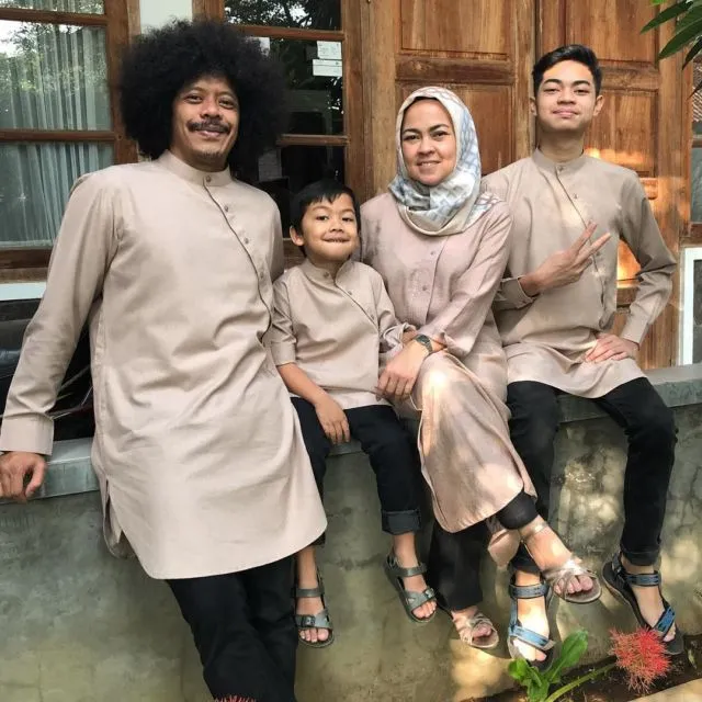 20 Parade Seragam Lebaran dari Famili Orang Terkenal. Kompaknya Itu Lho, Bikin Betah Lihatnya 23