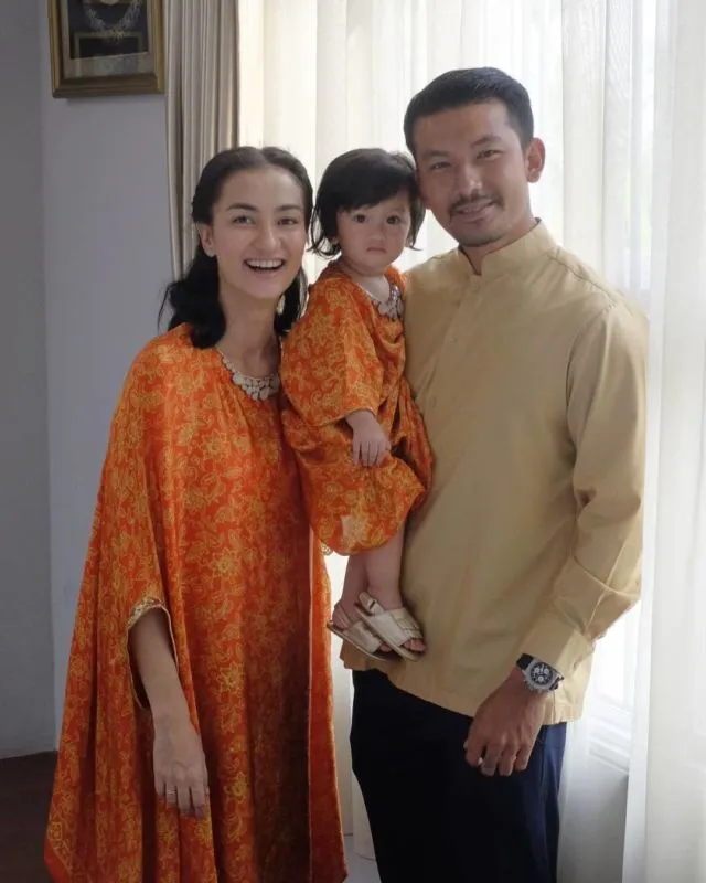20 Parade Seragam Lebaran dari Famili Orang Terkenal. Kompaknya Itu Lho, Bikin Betah Lihatnya 27