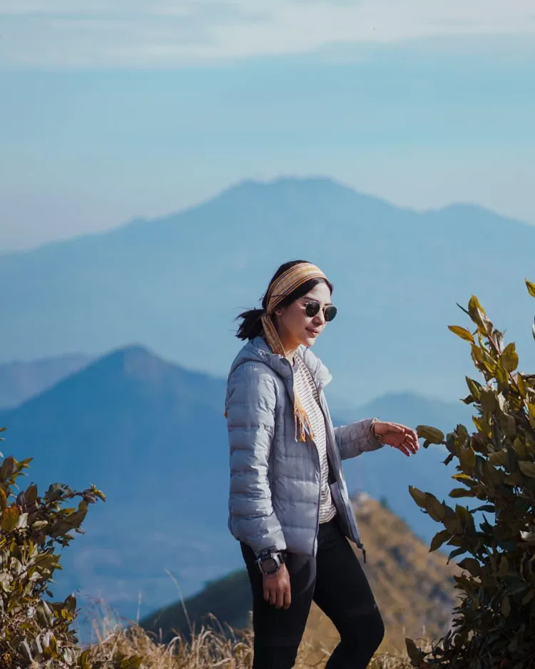 Adinda Thomas, Pendaki Cantik yang Hobi Mendaki Gunung. Yuk Kepoin Fotonya yang Kece Abis! 11