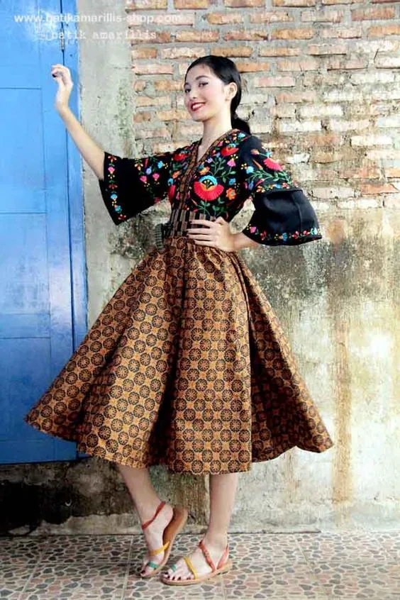 7 Ide Bawahan Kebaya untuk Seragam Nikahan Keluarga. Pas Buat yang Bakal Sibuk Wira-wiri di Hari H 10