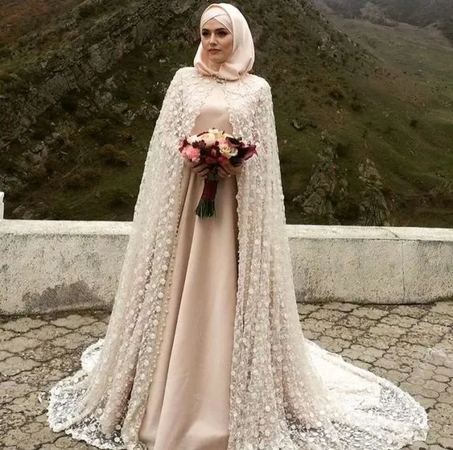 10 Inspirasi Gaun Pengantin yang Secara Kreatif Bisa Menutup Dada Tanpa Menjulurkan Hijab Panjang-panjang 16