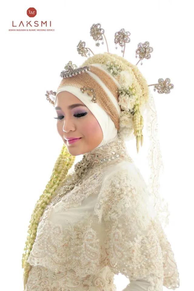 10 Inspirasi Gaun Pengantin yang Secara Kreatif Bisa Menutup Dada Tanpa Menjulurkan Hijab Panjang-panjang 12