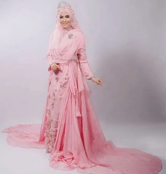 10 Inspirasi Gaun Pengantin yang Secara Kreatif Bisa Menutup Dada Tanpa Menjulurkan Hijab Panjang-panjang 18