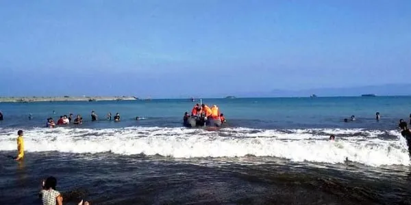 Tragedi di Libur Lebaran, 32 Wisatawan Tenggelam di Pantai Selatan Sukabumi. Dua Orang Meninggal! 4