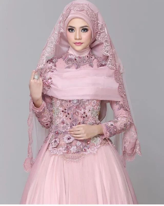 10 Inspirasi Gaun Pengantin yang Secara Kreatif Bisa Menutup Dada Tanpa Menjulurkan Hijab Panjang-panjang 11
