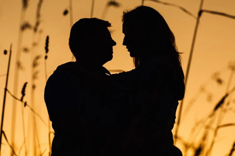 12 Ide Pre-Wedding Berkonsep Siluet yang Unik dan Dramatis. Duh, Romantisnya Kayak di Film-film~ 16