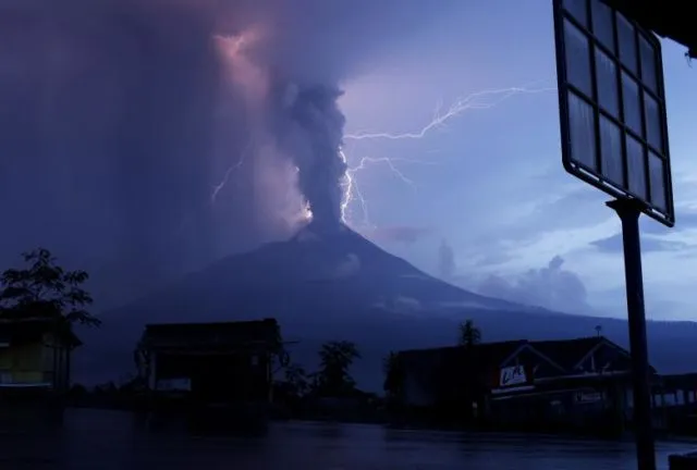 12 Pemandangan Spektakuler Ketika Pencakar Langit Tersambar Petir. Indah tapi Menyeramkan 22
