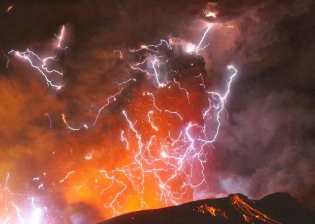 12 Pemandangan Spektakuler Ketika Pencakar Langit Tersambar Petir. Indah tapi Menyeramkan 24