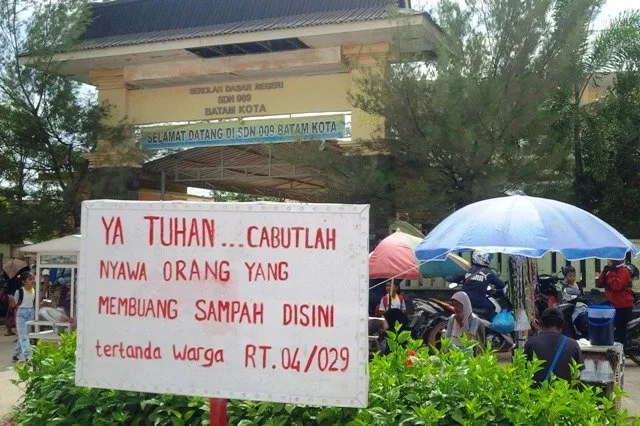 Saking Kreatifnya, 14 Spanduk Peringatan ini Pasti Bikin Kamu Otomatis Taat Aturan. Masih Mau Bandel? 15