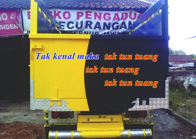 13 Tulisan di Belakang Truk Pantura ala Generasi Milenial. Jokes-nya Sudah Cukup Receh Belum nih? 24