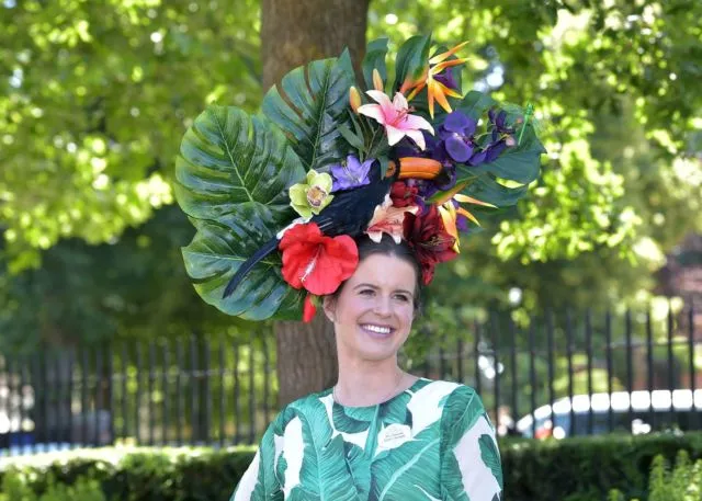 Deretan Topi Paling Spektakuler di Acara Royal Ascot 2018, Tradisi Pacu Kuda Megah Kerajaan Inggris 23