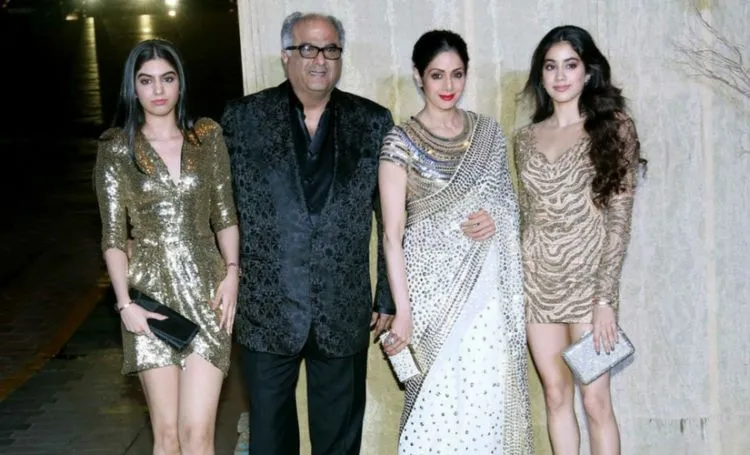 8 Potret Anak-Anak para Bintang Legendaris Bollywood. Kecenya Nggak Kalah sama Orangtuanya, Ya? 15