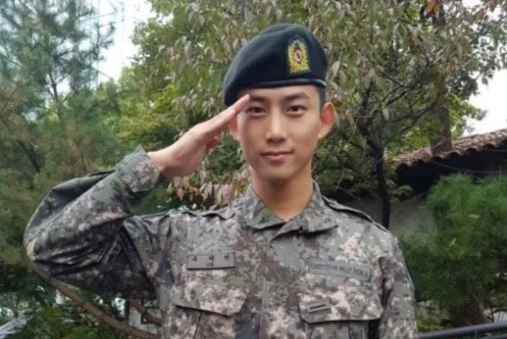 16 Foto Oppa Korea yang Lagi Wamil ini Bisa Bikin Cewek Lupa Kedip. Lucunya Nggak Wajar Banget, Duh~ 18