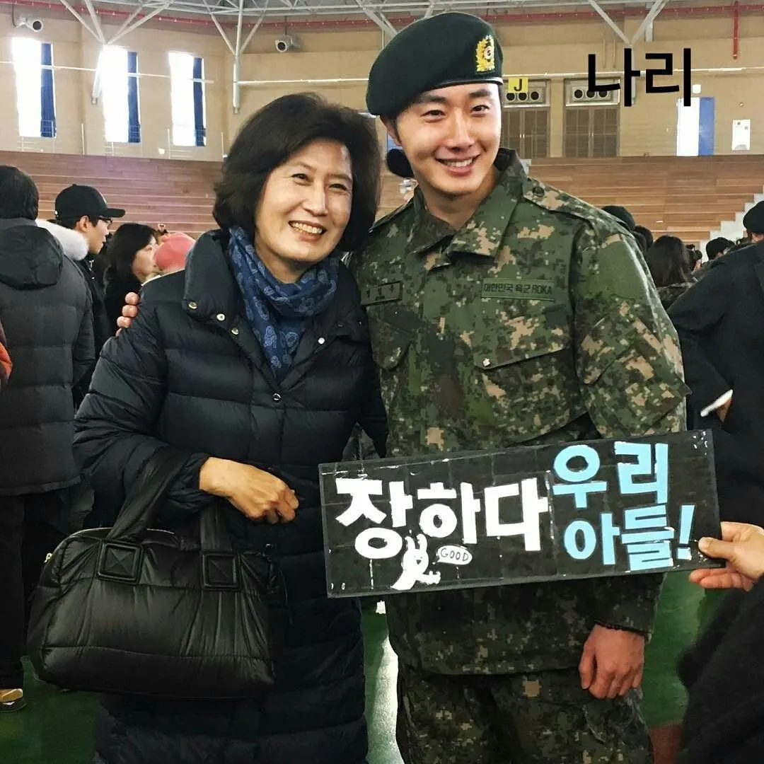 16 Foto Oppa Korea yang Lagi Wamil ini Bisa Bikin Cewek Lupa Kedip. Lucunya Nggak Wajar Banget, Duh~ 30