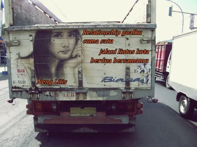 13 Tulisan di Belakang Truk Pantura ala Generasi Milenial. Jokes-nya Sudah Cukup Receh Belum nih? 17