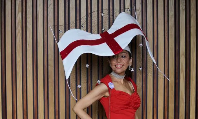 Deretan Topi Paling Spektakuler di Acara Royal Ascot 2018, Tradisi Pacu Kuda Megah Kerajaan Inggris 26