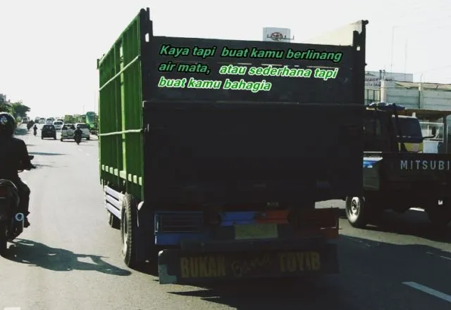 13 Tulisan di Belakang Truk Pantura ala Generasi Milenial. Jokes-nya Sudah Cukup Receh Belum nih? 15