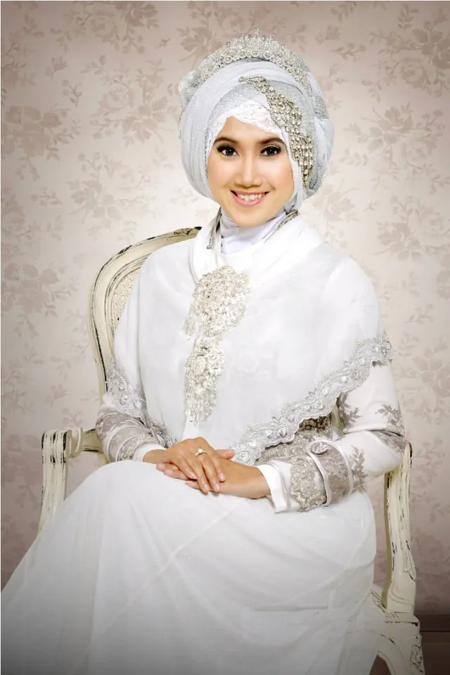 10 Inspirasi Gaun Pengantin yang Secara Kreatif Bisa Menutup Dada Tanpa Menjulurkan Hijab Panjang-panjang 17