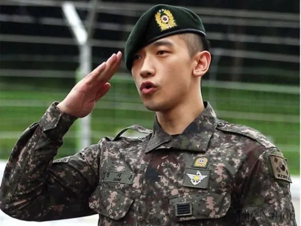 16 Foto Oppa Korea yang Lagi Wamil ini Bisa Bikin Cewek Lupa Kedip. Lucunya Nggak Wajar Banget, Duh~ 24
