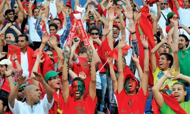 Suporter Jepang dan Senegal Kompak Bersihkan Sampah di Stadion. Aksi Berkelas yang Patut Ditiru! 4