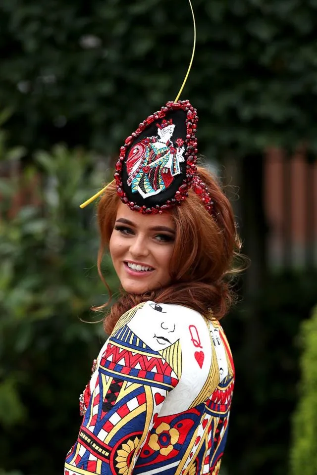 Deretan Topi Paling Spektakuler di Acara Royal Ascot 2018, Tradisi Pacu Kuda Megah Kerajaan Inggris 32
