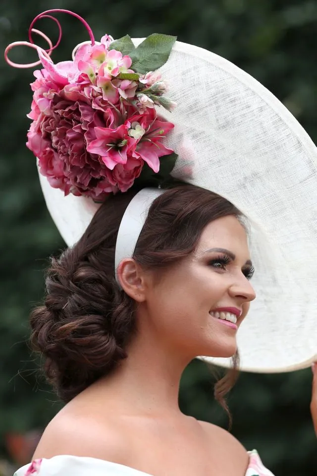 Deretan Topi Paling Spektakuler di Acara Royal Ascot 2018, Tradisi Pacu Kuda Megah Kerajaan Inggris 38