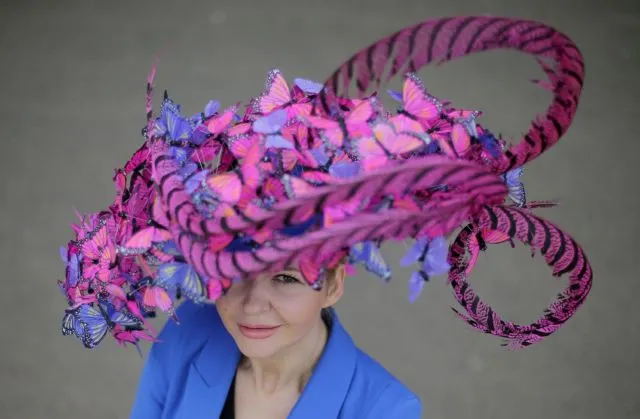 Deretan Topi Paling Spektakuler di Acara Royal Ascot 2018, Tradisi Pacu Kuda Megah Kerajaan Inggris 25