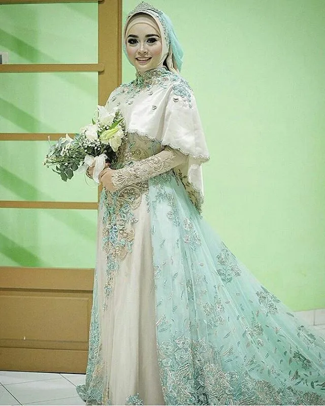 10 Inspirasi Gaun Pengantin yang Secara Kreatif Bisa Menutup Dada Tanpa Menjulurkan Hijab Panjang-panjang 13