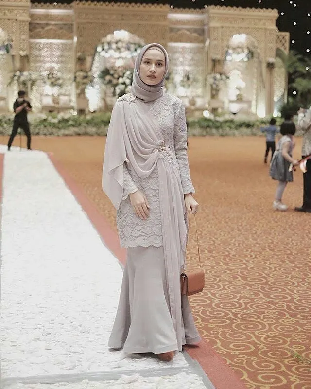 10 Inspirasi Gaun Pengantin yang Secara Kreatif Bisa Menutup Dada Tanpa Menjulurkan Hijab Panjang-panjang 19