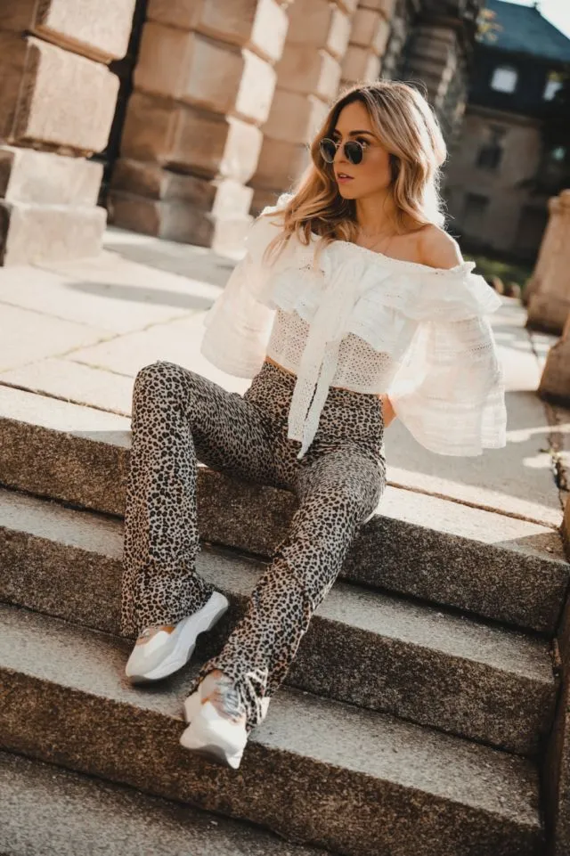 Namanya Sih 'Ugly Sneakers', Tapi Jadi Tren Sepatu 2018 yang Layak Coba. Ini Inspirasinya! 19